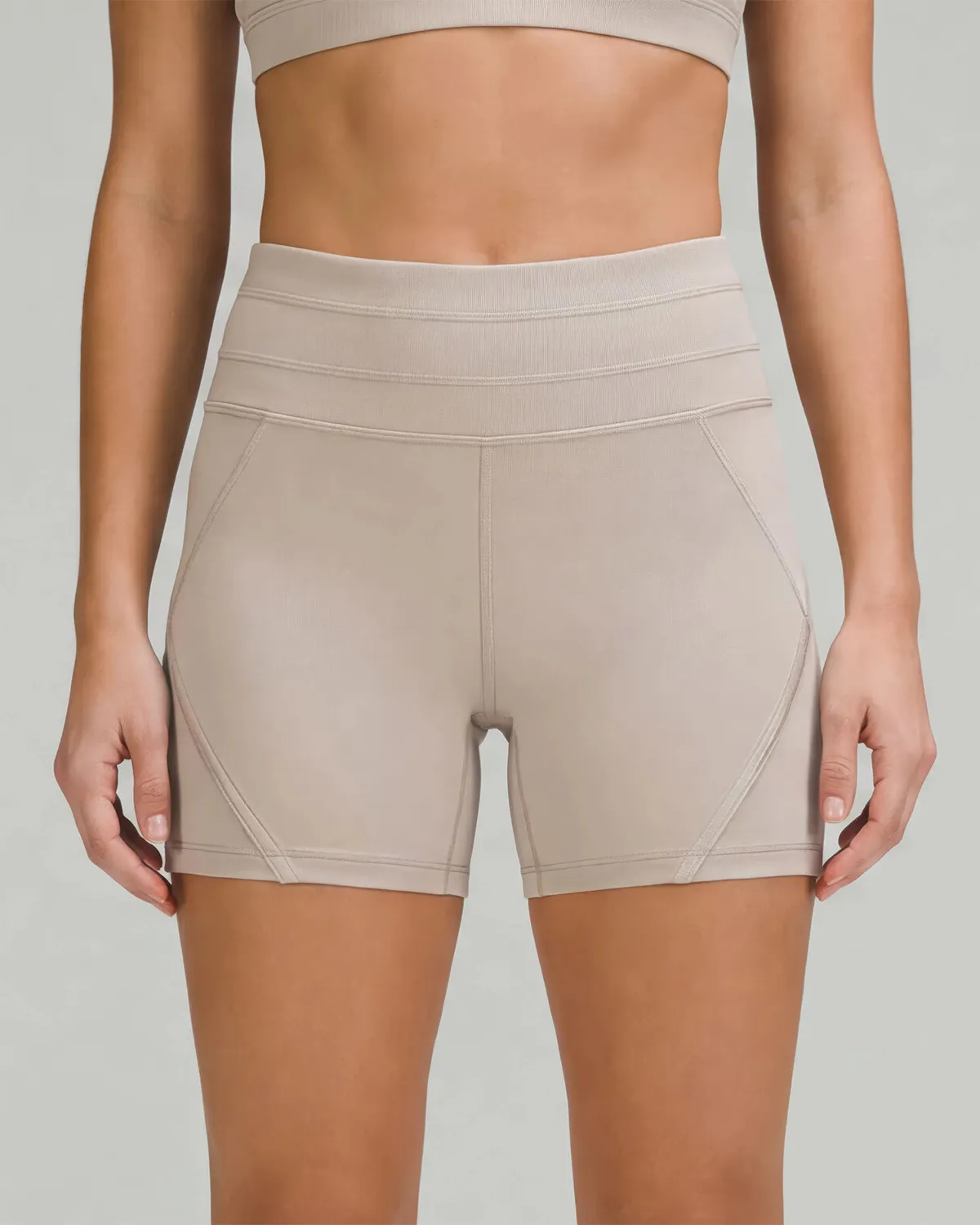 Seam travel short, front view